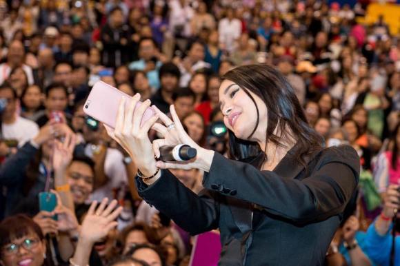 Heart takes a selfie with her kababayans at the Pinoy Fiesta and Trade Show sa Toronto